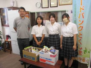 城之内中等教育学校様からの寄贈の様子