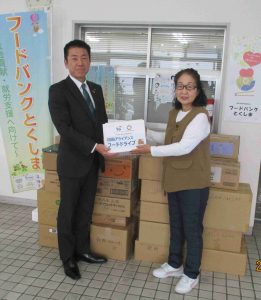 阿波銀行様からの寄贈の様子