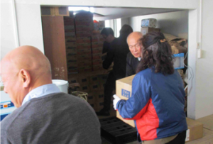 徳島産業さんからの寄贈品提供の様子